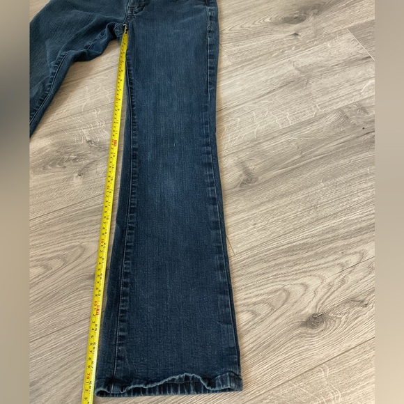 JAG Petite with stretch boot/flare Jeans. . - Picture 5 of 9